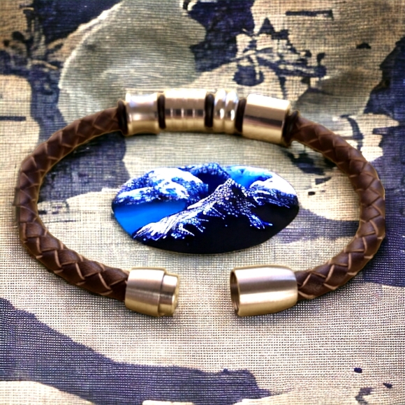 Leather charm unisex bracelet looks like new. - Picture 4 of 4